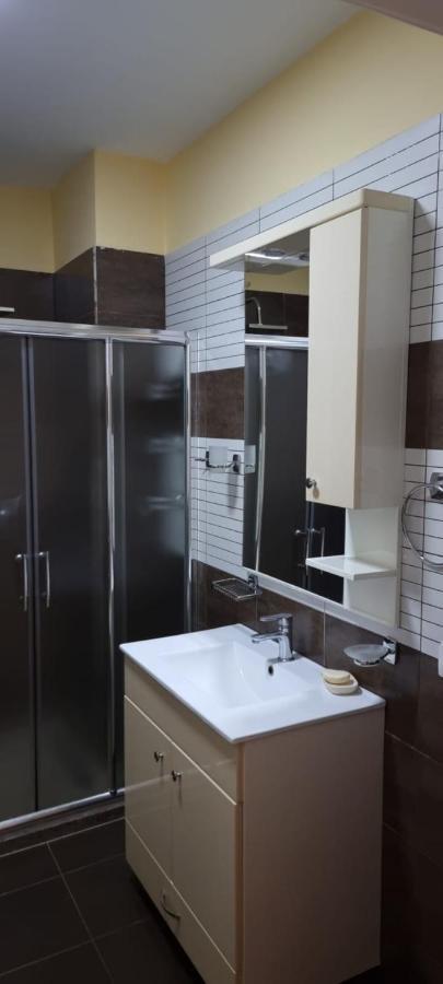 New & Great Located Apartment Near Center Tirana Esterno foto